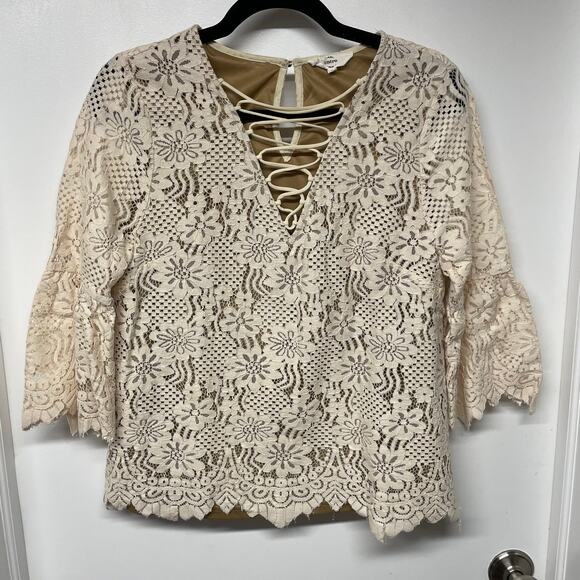 entro Tops - Entro Cream Lace Bell Sleeve Floral Blouse Womens Size Small Scalloped Hem Top